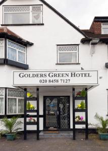 un bâtiment blanc avec un panneau indiquant l'hôtel vert des golfeurs dans l'établissement Golders Green Hotel, à Londres
