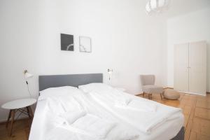 Łóżko lub łóżka w pokoju w obiekcie HeyMi Apartments Stadtpark