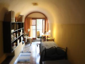 Zimmer mit einem Bett und einem Tisch in einem Zimmer in der Unterkunft Il Giardino di Tonia - Oplontis Guest House - Bed & Garden - in Torre Annunziata