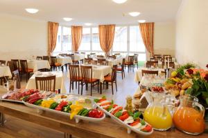 a buffet of food on a table in a restaurant at Hotel Inspiration Garni in Tittmoning