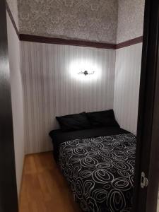 małą sypialnię z łóżkiem w pokoju w obiekcie Квартира студія подобово 1 w Lwowie