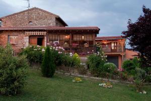 a house with a garden in front of it at El Rincón de la Rosa in Brugos de Fenar