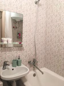 Kúpeľňa v ubytovaní Sunflower Apartment near Kiev airport & railway station & center city! + 18 fotografií