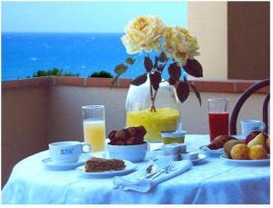 Comida en o cerca de este hotel