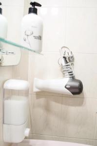 プエルト・デ・ラ・クルスにあるEdificio Las Marañuelas, Puerto La Cruz, Islas Canarias Tenerifeのバスルーム(洗面台からぶら下げたブロードライヤー付)