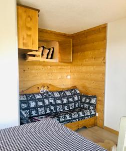 um quarto com um sofá e uma cama em La Corneille Blanche em Les Deux Alpes