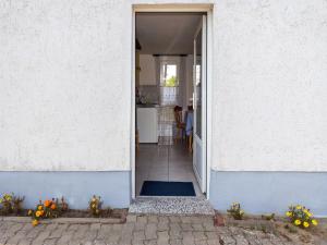 an open door of a house with a kitchen at Ferienunterkuenfte Villmann in Patzig