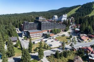 Una vista aérea de un hotel con estacionamiento. en Hotel Samokov, en Borovets