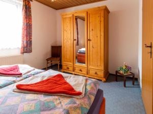 1 dormitorio con armario y 1 cama con toalla roja en Ferienunterkuenfte Villmann, en Patzig