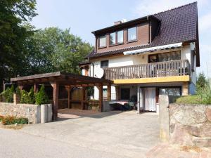 Casa grande con porche y terraza en Ferienunterkuenfte Villmann, en Patzig