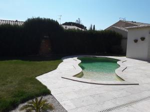 ein kleiner Pool in einem Garten mit Gras in der Unterkunft Yofanto in Sénas