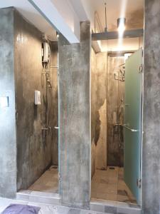 Kylpyhuone majoituspaikassa Silom Space Hostel