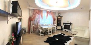 salon z telewizorem i salon z kanapą w obiekcie Villa Winery w mieście Cricova