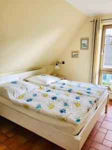 Un pat sau paturi într-o cameră la "Bootsschuppen" by Ferienhaus Strandgut