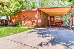 Casa de ladrillo con porche y patio en Creekside Juanita's Place, en Moab