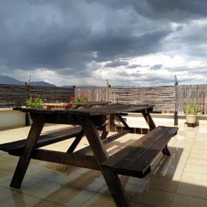 una mesa de picnic de madera en la azotea en Un Sueño Valle de Huajes, en Oaxaca City