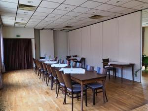 a conference room with a long table and chairs at Gasthof Erfurth in Sehnde