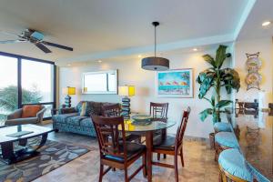 un salon avec une table, des chaises et un canapé dans l'établissement Mahana at Kaanapali 618, à Kaanapali