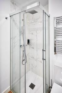 una ducha con puerta de cristal en un baño en VUT San Francisco 3, en Salamanca 19 fotos más