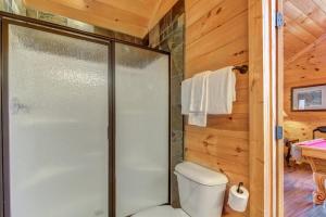 ein Bad mit einer Dusche und einem WC in der Unterkunft Enchantment in Sautee Nacoochee