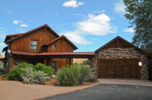 una casa de madera con garaje en Coyote Run 9, en Moab