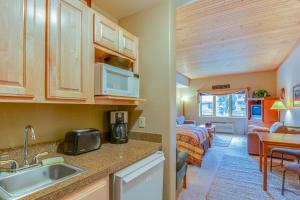 eine Küche und ein Wohnzimmer mit einem Bett in einem Zimmer in der Unterkunft Gateway Studio Getaway in Keystone