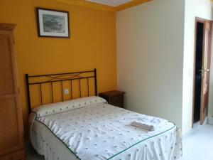A bed or beds in a room at Hostal Atila
