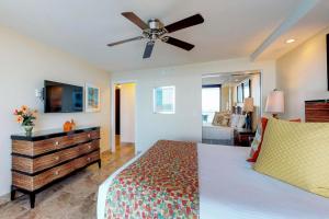 une chambre avec un lit et un ventilateur de plafond dans l'établissement Mahana at Kaanapali 618, à Kaanapali