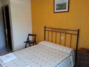 A bed or beds in a room at Hostal Atila