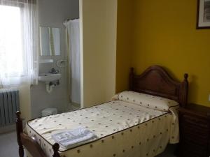 A bed or beds in a room at Hostal Atila