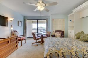 Schlafzimmer mit einem Bett, einem Tisch und Stühlen in der Unterkunft Marina Retreat in South Padre Island