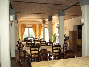A restaurant or other place to eat at Hotel Fondo Catena