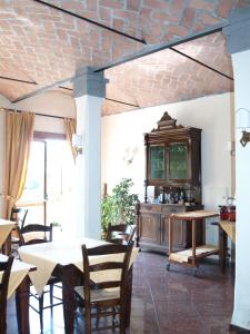 A restaurant or other place to eat at Hotel Fondo Catena