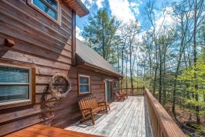 ウィアーズ・バレーにあるTwo Bears Cabinのデッキ(ベンチ2台付)が備わるキャビン