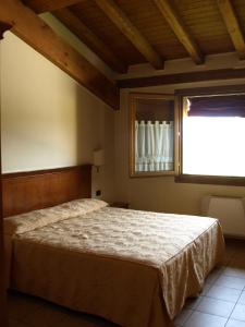 Schlafzimmer mit einem Bett und einem Fenster in der Unterkunft Hotel Fondo Catena in Ferrara