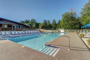 una gran piscina con sillas y una casa en Bridges 35, en Warren