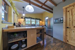 una cocina con fregadero y frigorífico en Creekside 61 East, en Moab