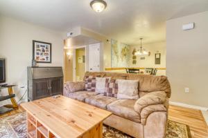uma sala de estar com um sofá e uma mesa em Red Cliff 3C em Moab