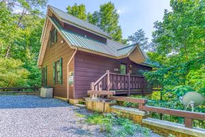 una casa in legno con portico e recinzione di Evening Shade a Shady Grove