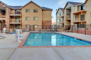 uma piscina num complexo de apartamentos com condomínios em Red Cliff 3C em Moab