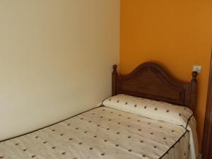 A bed or beds in a room at Hostal Atila