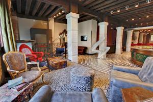 A seating area at Generator Venice