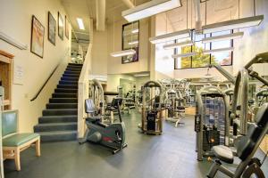 - une salle de sport avec des tapis roulants, des appareils de cardio-training et des escaliers dans l'établissement Kaanapali Shores 806, à Kaanapali