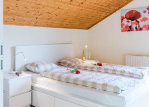 2 Betten in einem Schlafzimmer mit Holzdecke in der Unterkunft Ferienhaus Mountain View in Spital am Pyhrn