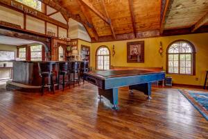 Zimmer mit Billardtisch und Bar in der Unterkunft Alpine Escape in Sautee Nacoochee