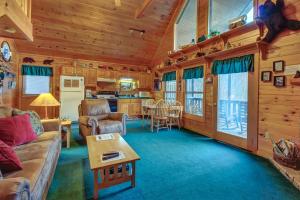 ein Wohnzimmer mit einem Sofa und einem Tisch in der Unterkunft Running Bear Cabin in Shady Grove