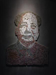 Un busto a mosaico di un uomo con un papillon di Hop Inn a Hong Kong