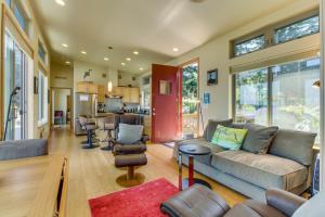 a living room with a couch and a kitchen at Wonder House in Coveland