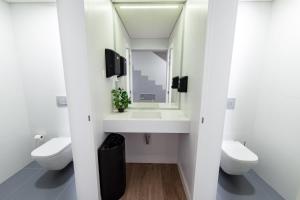 Vonios kambarys apgyvendinimo įstaigoje Ilha Hostel & Suites