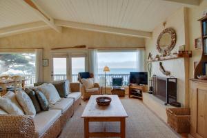 A seating area at Oceanfront Dream